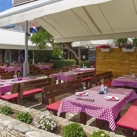 Hotel Plava Laguna Tisno Kültér fotó