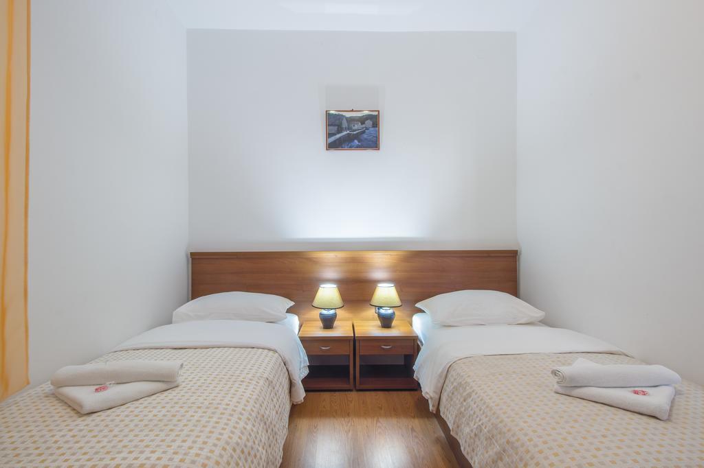 Hotel Plava Laguna Tisno Kültér fotó