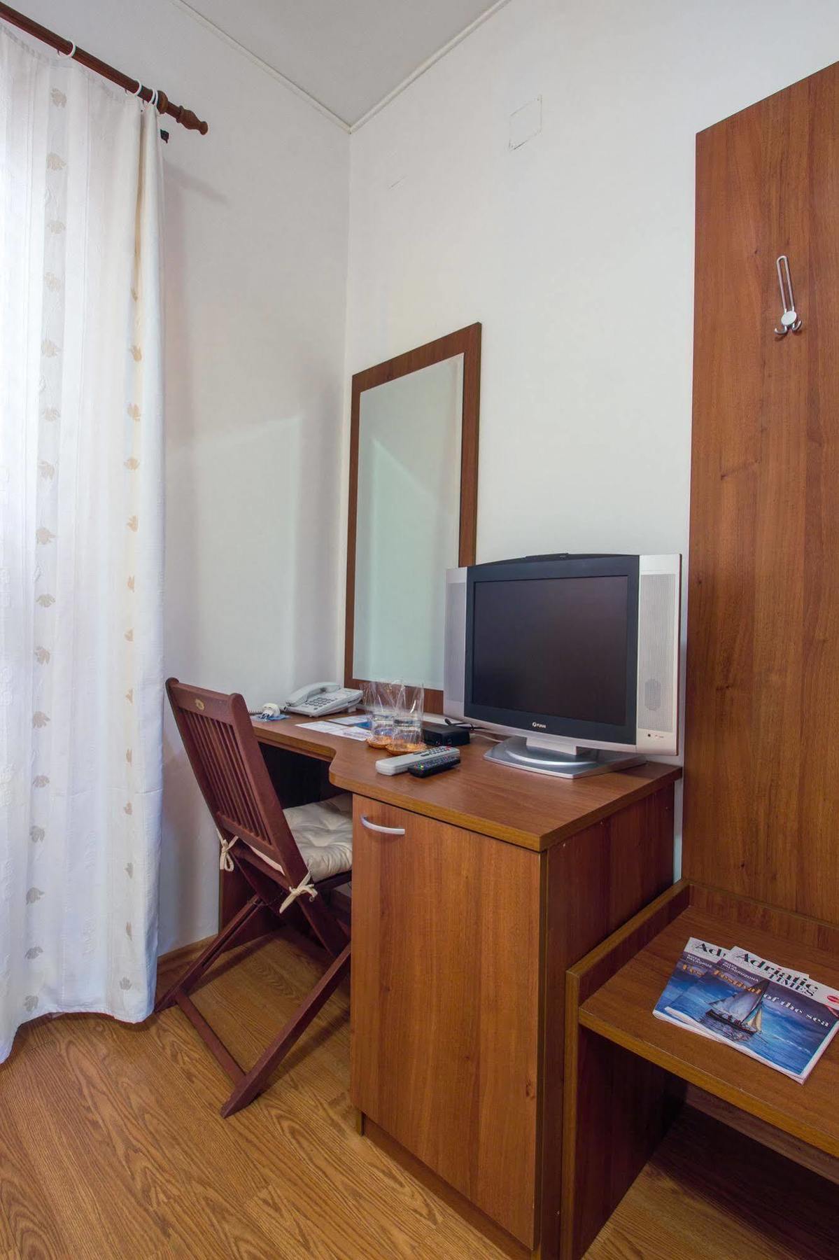 Hotel Plava Laguna Tisno Kültér fotó